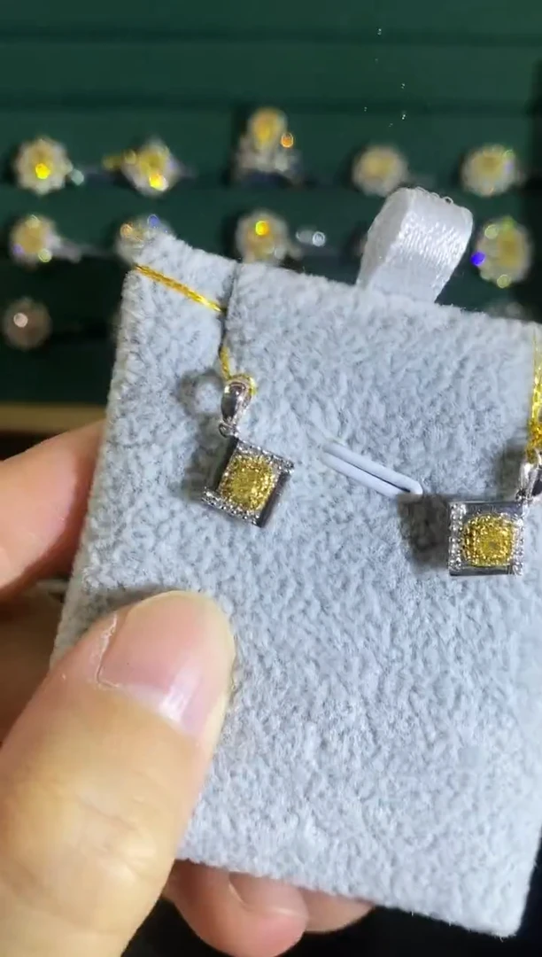 18K金镶嵌吊坠钻石多样性发一