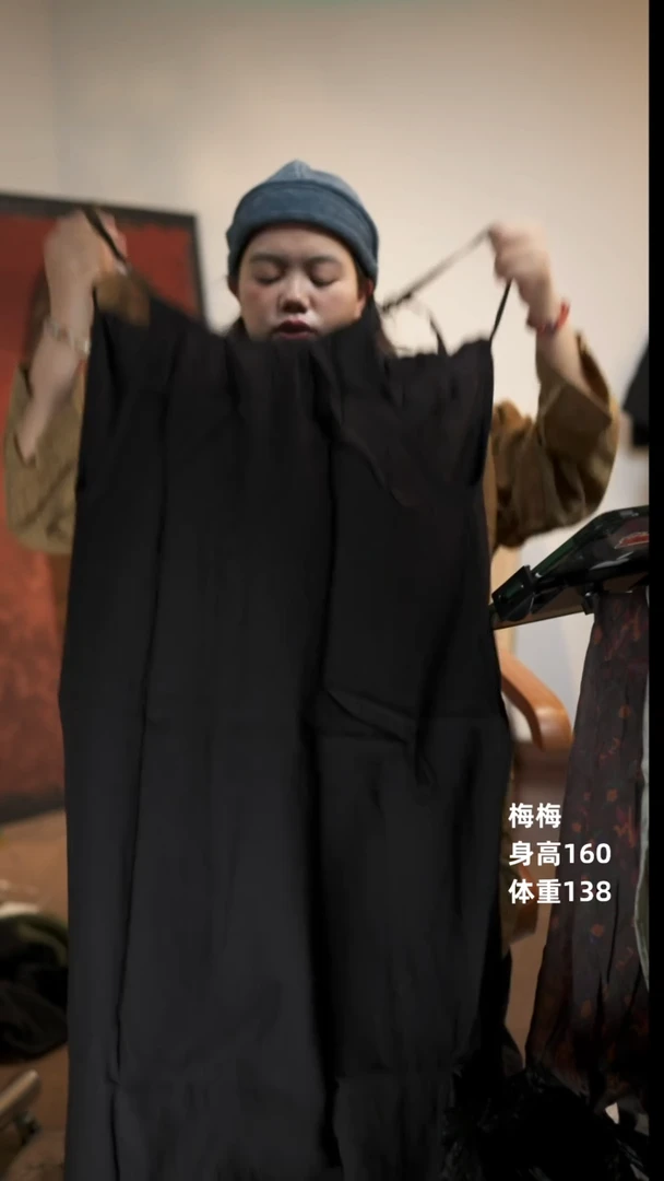 黑色铜氨丝背带裙