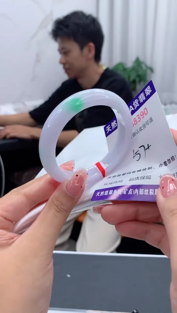 未镶嵌手镯翡翠有纹，完美者勿拍