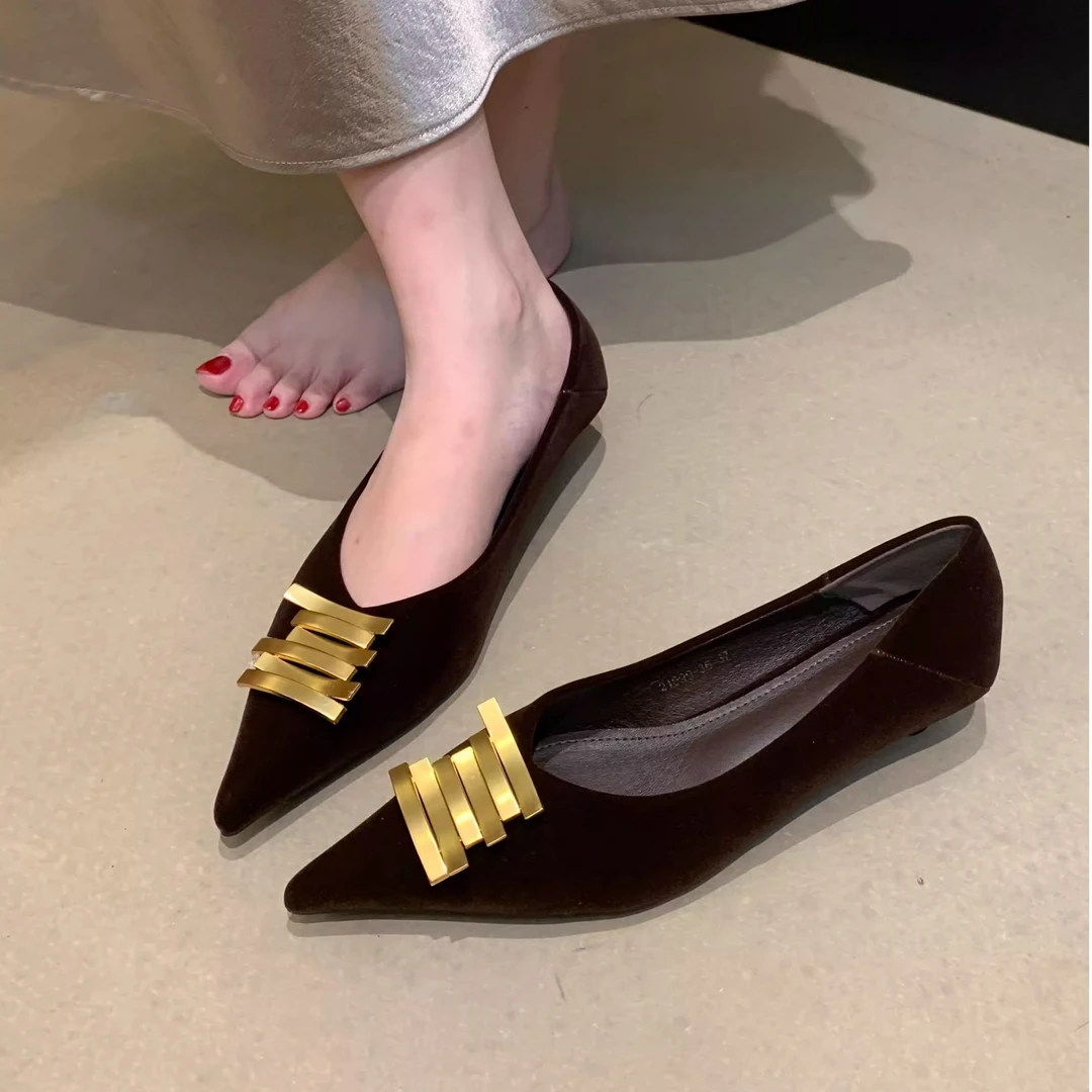 单鞋女尖头金属扣浅口猫跟鞋2025秋季新款丝绒黑色不累脚通勤鞋子