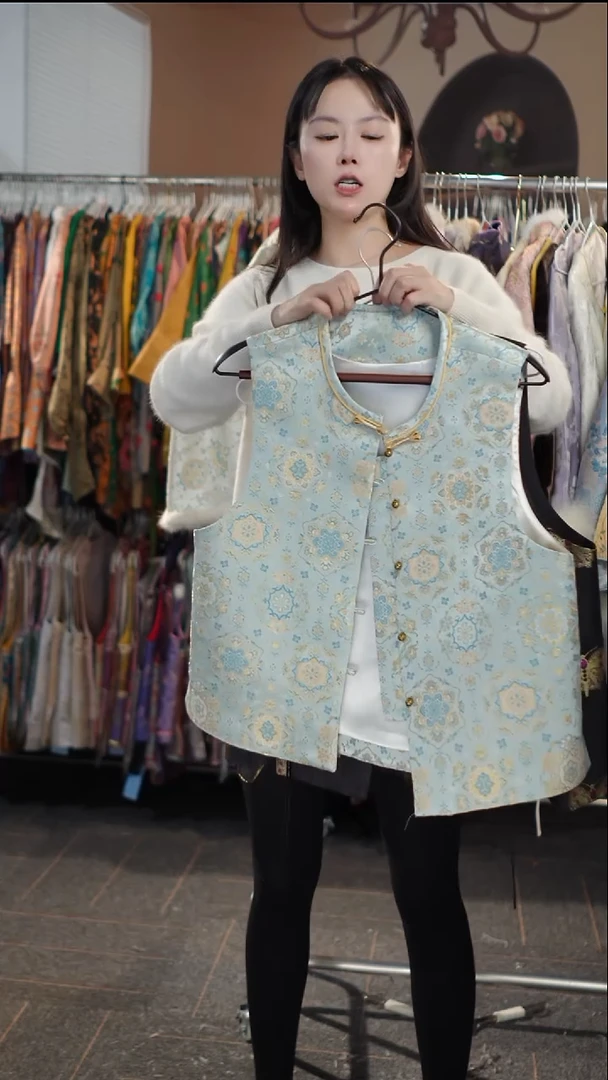 浅色蓝宝箱马甲