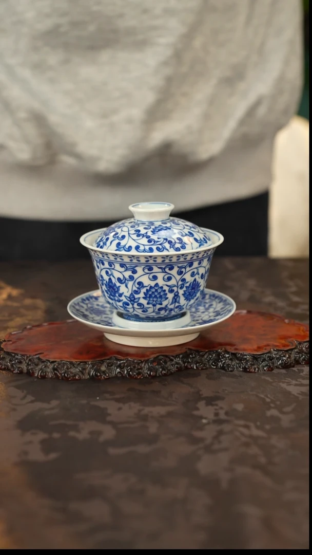 手绘青花缠枝莲盖碗