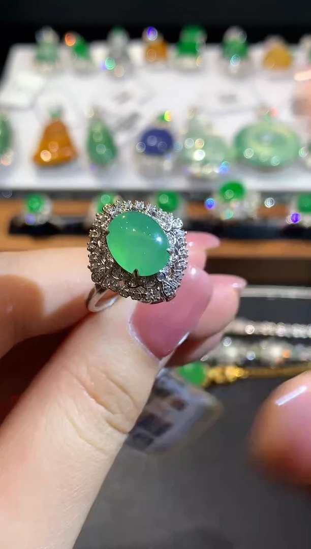 18K金镶嵌戒指翡翠多样性发其一