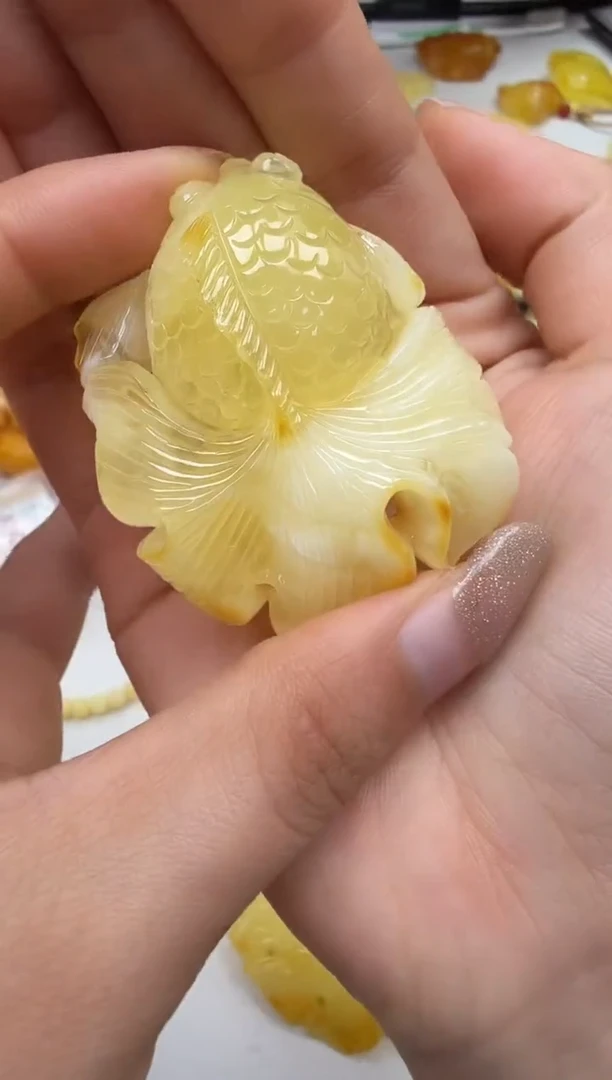 裸石琥珀未镶嵌如图
