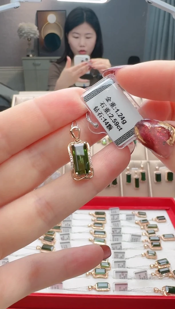 颈饰18K金镶嵌碧玺2.59