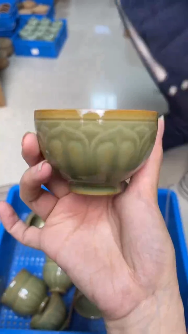 陶瓷橄榄绿莲瓣禅定杯 单只