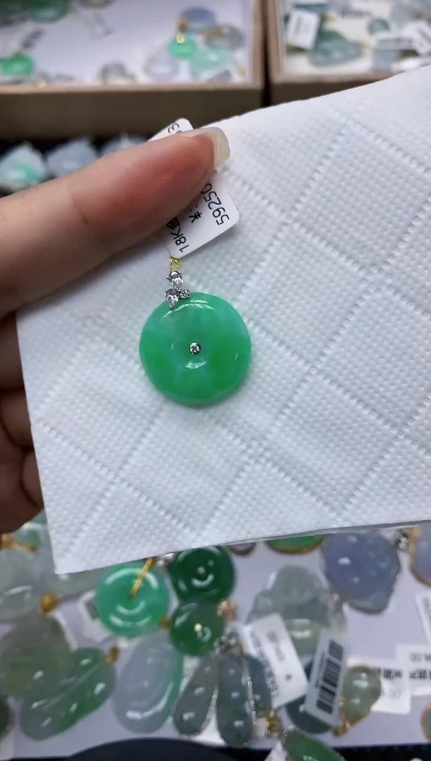 颈饰18K金镶嵌翡翠111111111