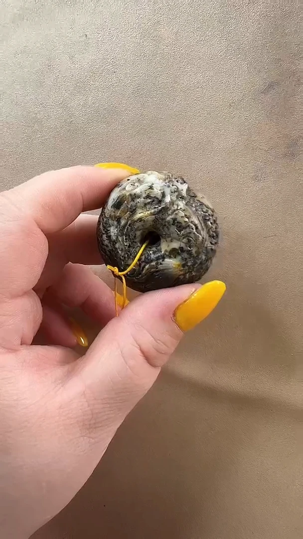 未镶嵌颈饰琥珀吊坠