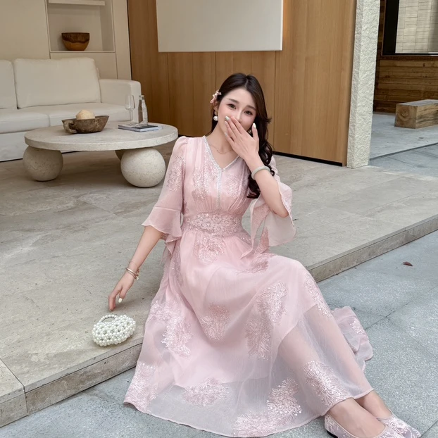 精致女生气质重工刺绣V领收腰显瘦大摆长裙