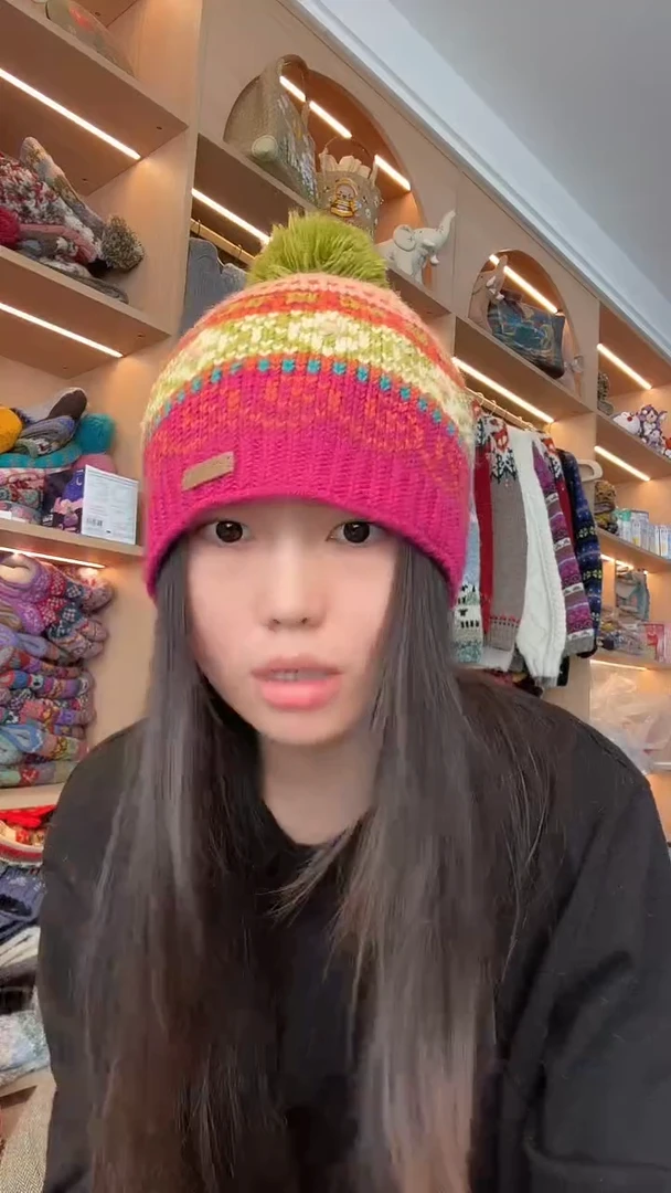 羊毛火龙果色单球帽