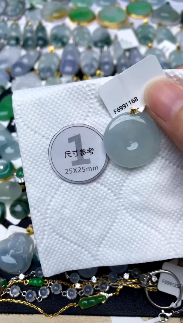 颈饰18K金镶嵌翡翠天然A货翡翠