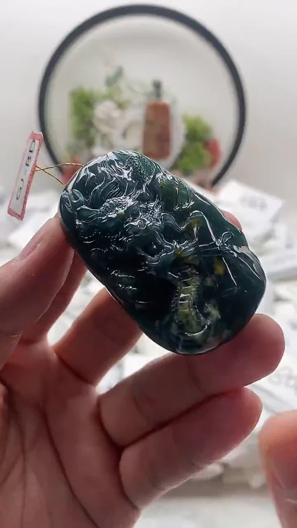 颈饰未镶嵌翡翠龙牌