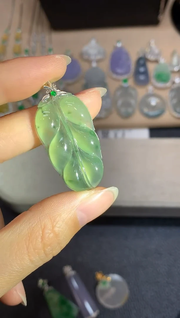 颈饰18K金镶嵌翡翠【无服务费