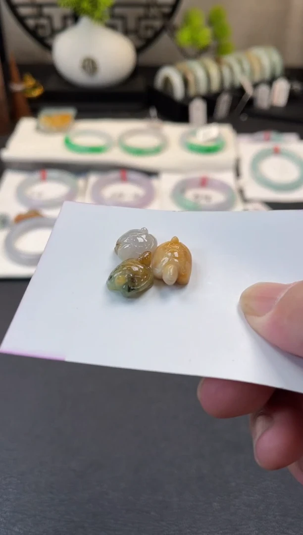 翡翠未镶嵌颈饰有纹裂