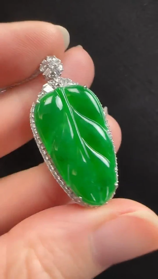 颈饰18K金镶嵌翡翠520叶子一个