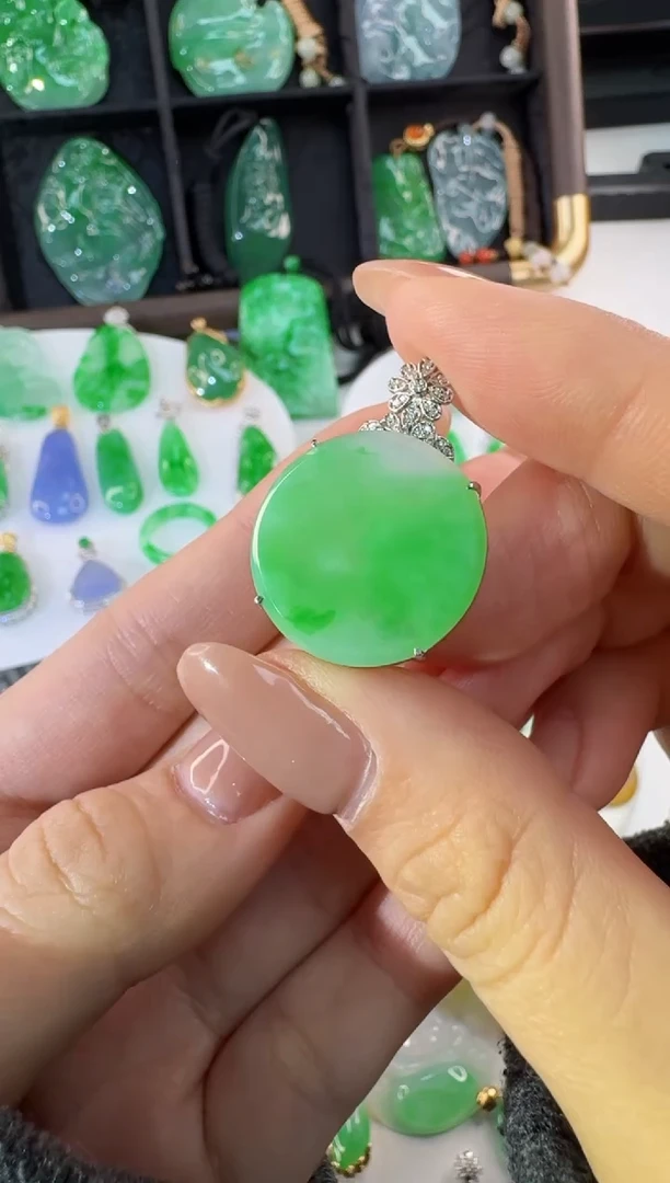 颈饰18K金镶嵌翡翠缅甸A货翡翠