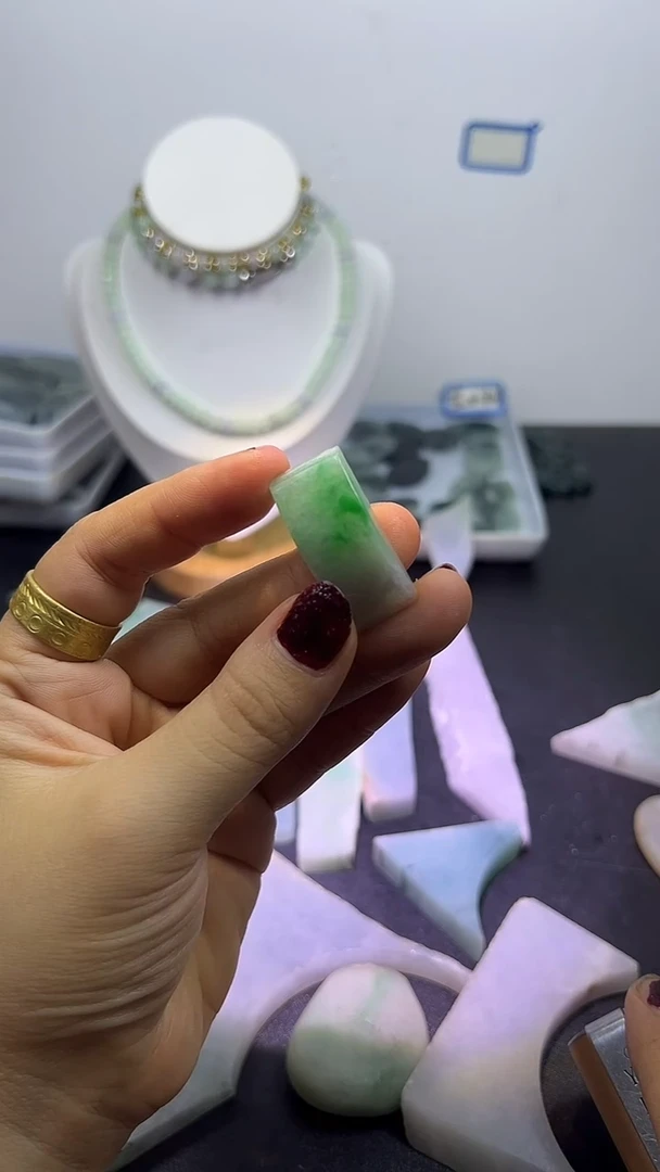 翡翠裸石未镶嵌翡翠7