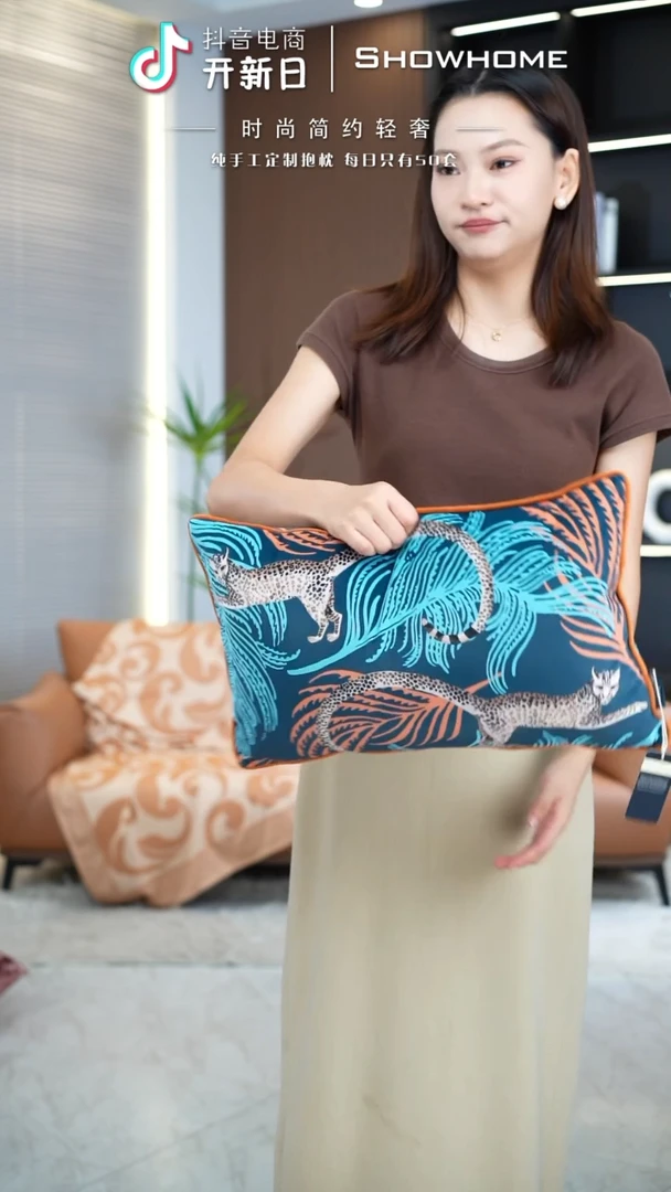 化纤豹纹图案腰枕30X50