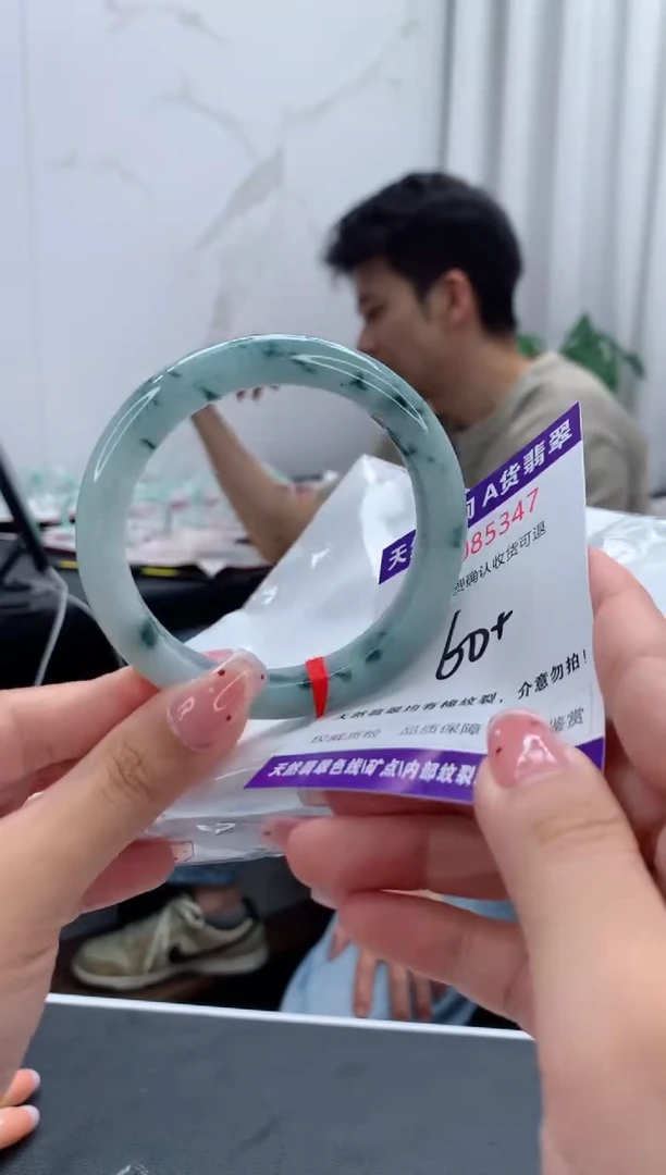 未镶嵌手镯翡翠有纹，完美者勿拍
