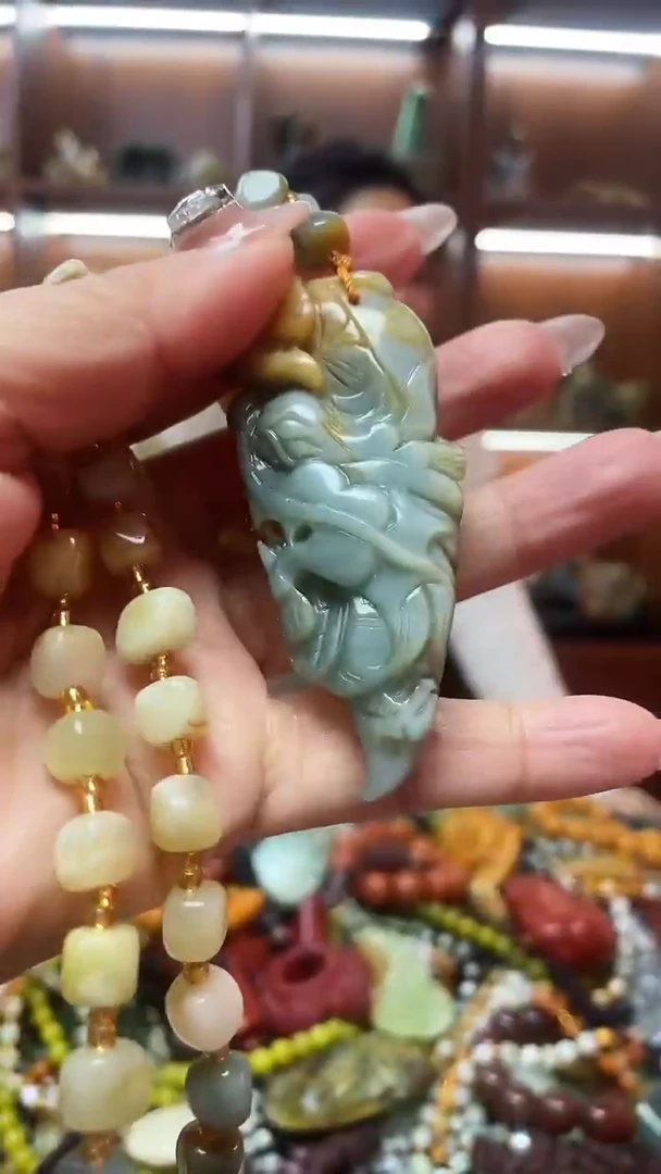 未镶嵌蛇纹石玉吊坠