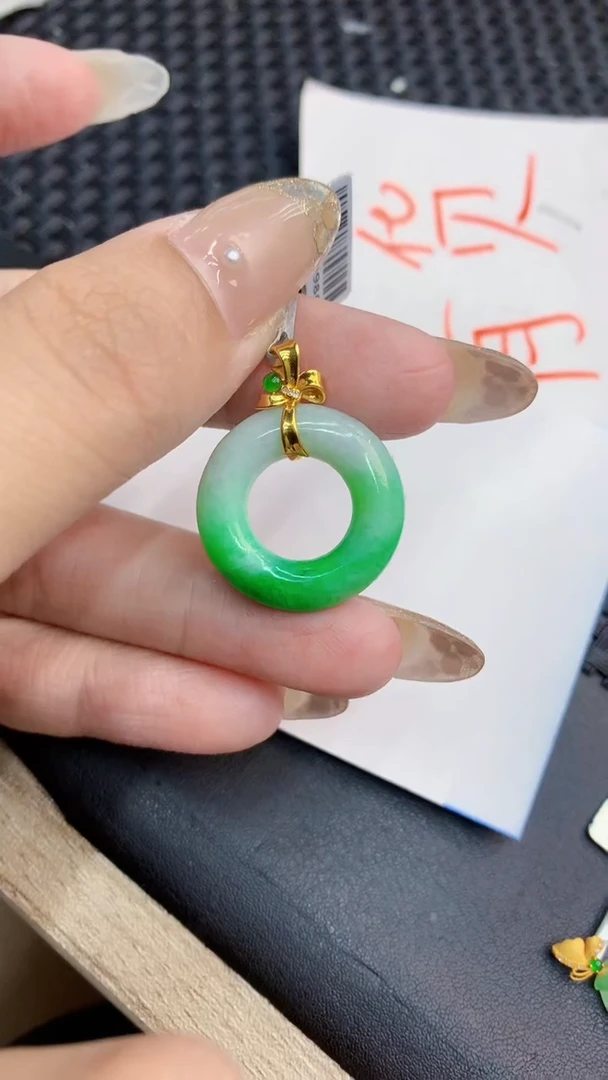 翡翠18K金镶嵌颈饰 8