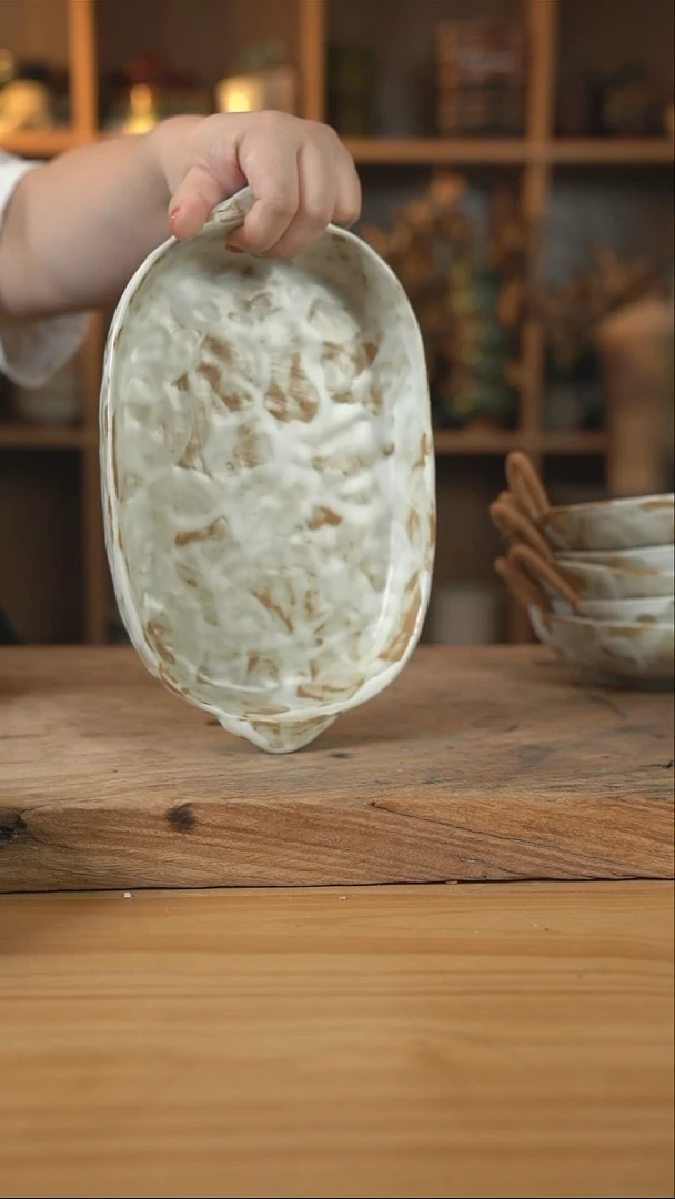 粉影系列的9英寸双耳椭圆鱼盘