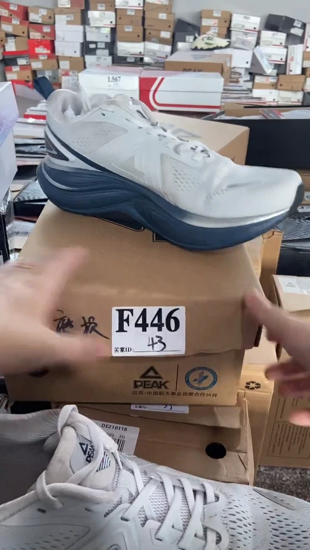 高端品牌断码运动鞋