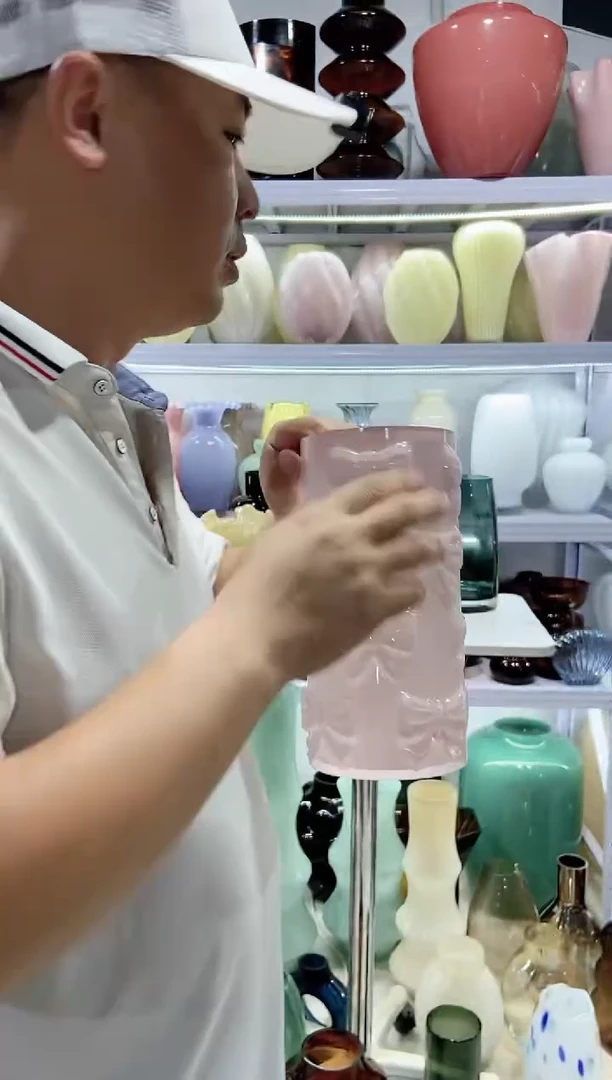 粉色蝴蝶结浮雕花瓶