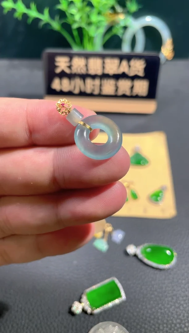翡翠18K金镶嵌颈饰翡翠