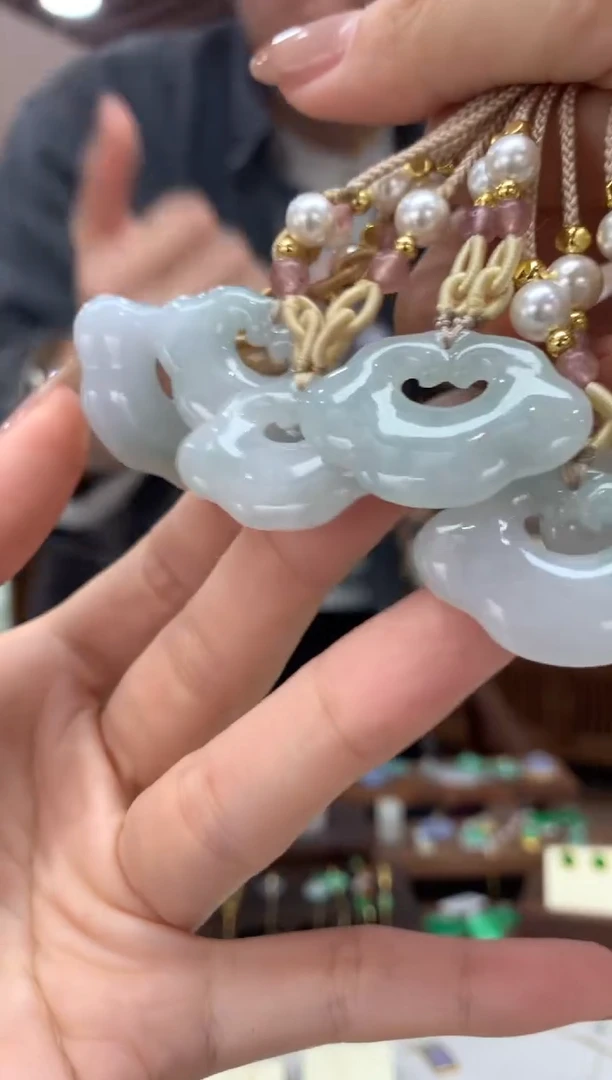 【闪购商品】翡翠吊坠(不含链)未镶嵌如意锁多样性发货1件