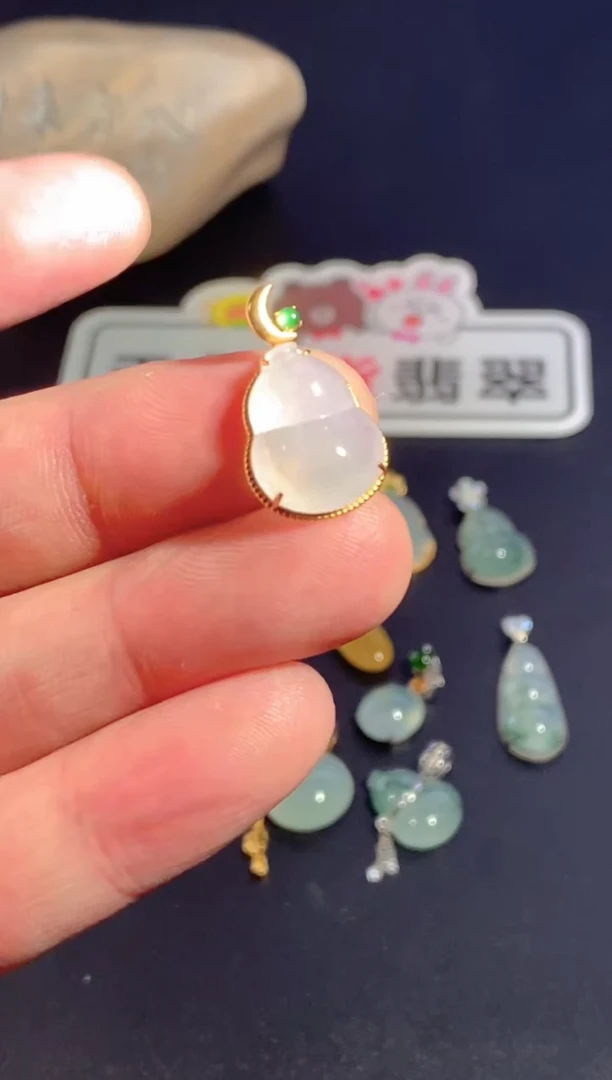 颈饰18K金镶嵌翡翠