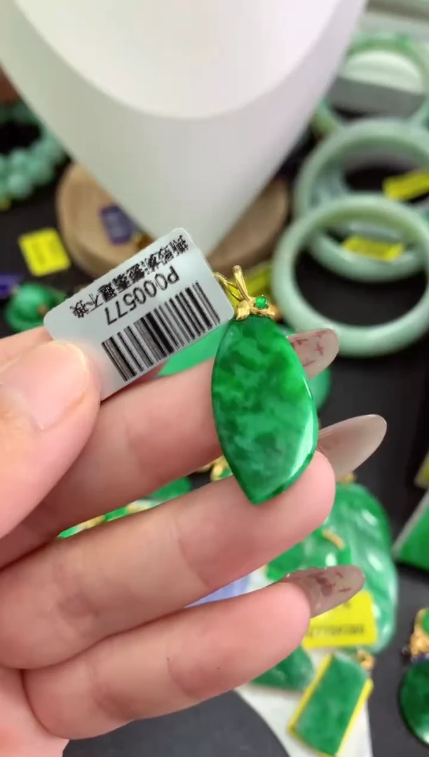 翡翠18K金镶嵌颈饰挂件