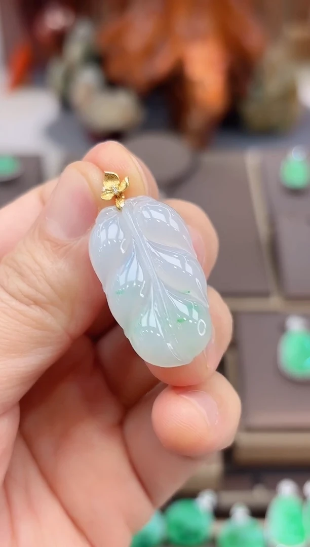 【闪购商品】翡翠颈饰18K金镶嵌叶子吊坠