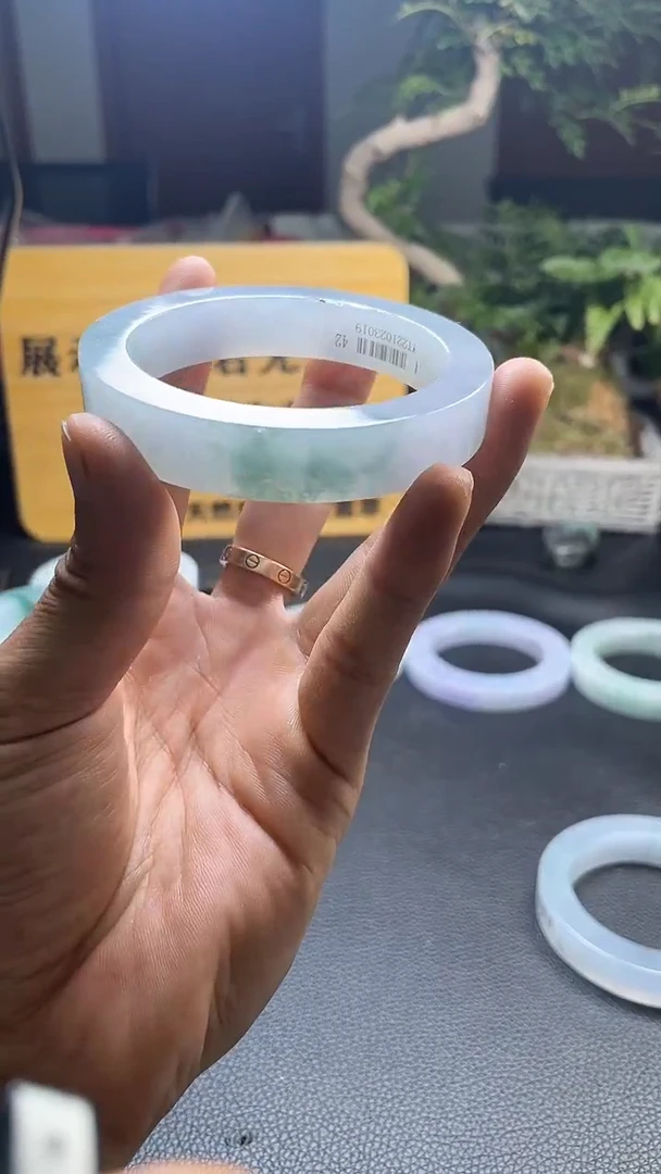定制翡翠手镯未镶嵌发一件