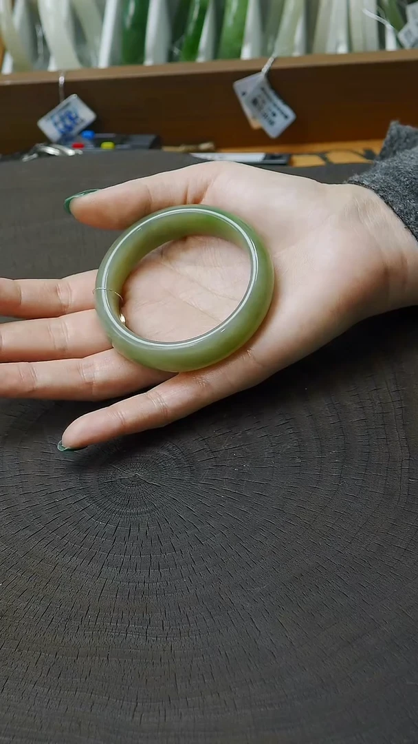 未镶嵌手镯和田玉55圈口 大宽版湖水绿底翠青手镯