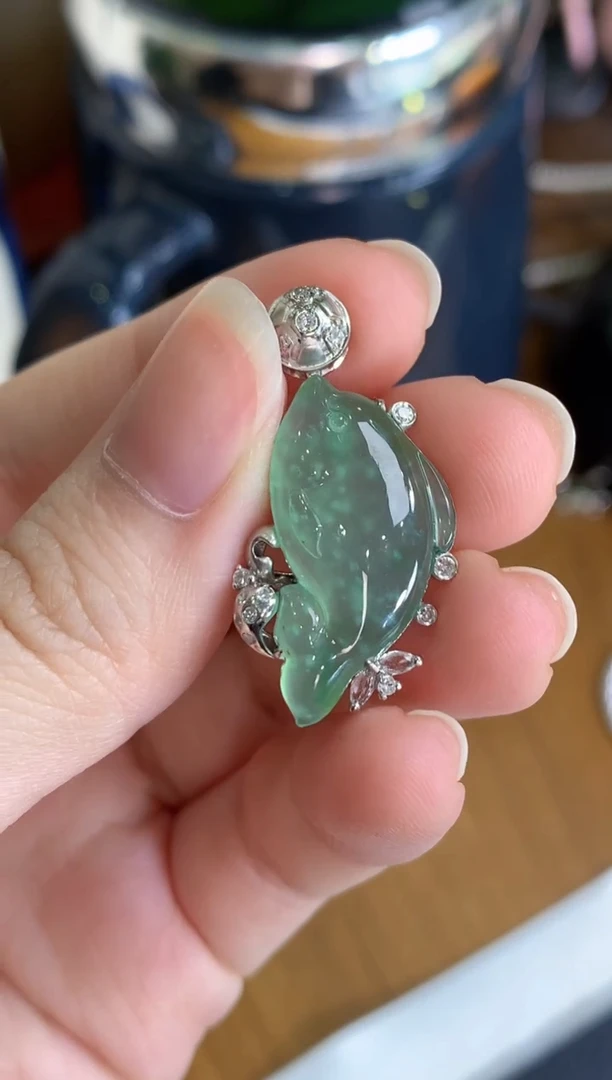 颈饰18K金镶嵌翡翠海豚