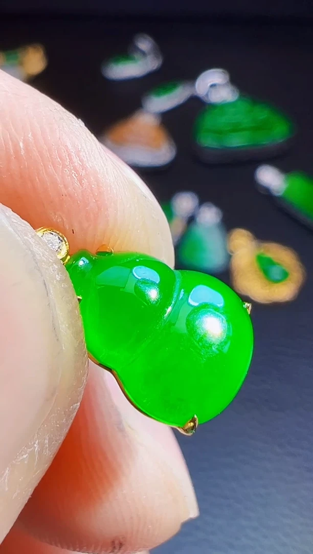 颈饰18K金镶嵌翡翠国**方翡翠