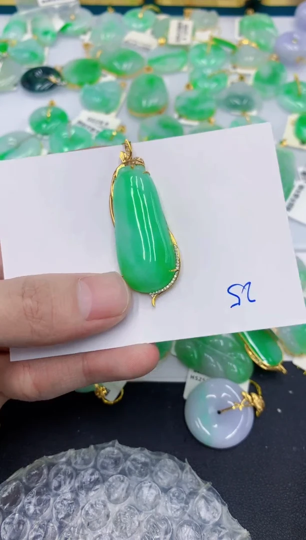 颈饰18K金镶嵌翡翠ゾ***?111111