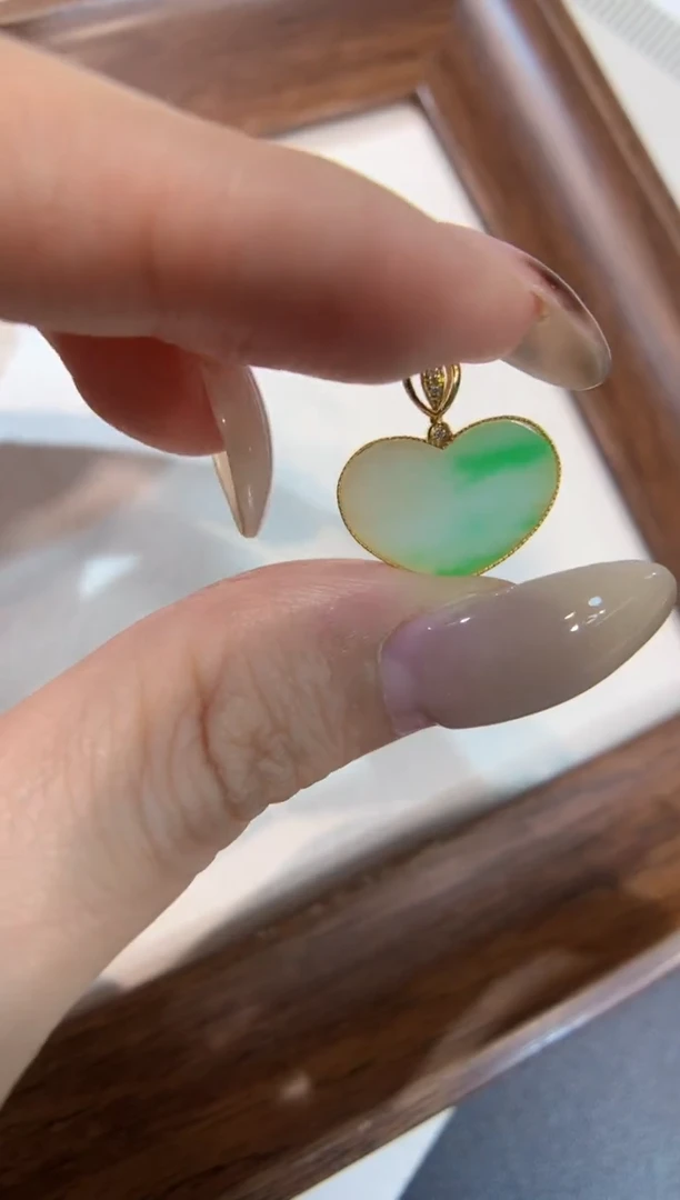 颈饰18K金镶嵌翡翠爱心