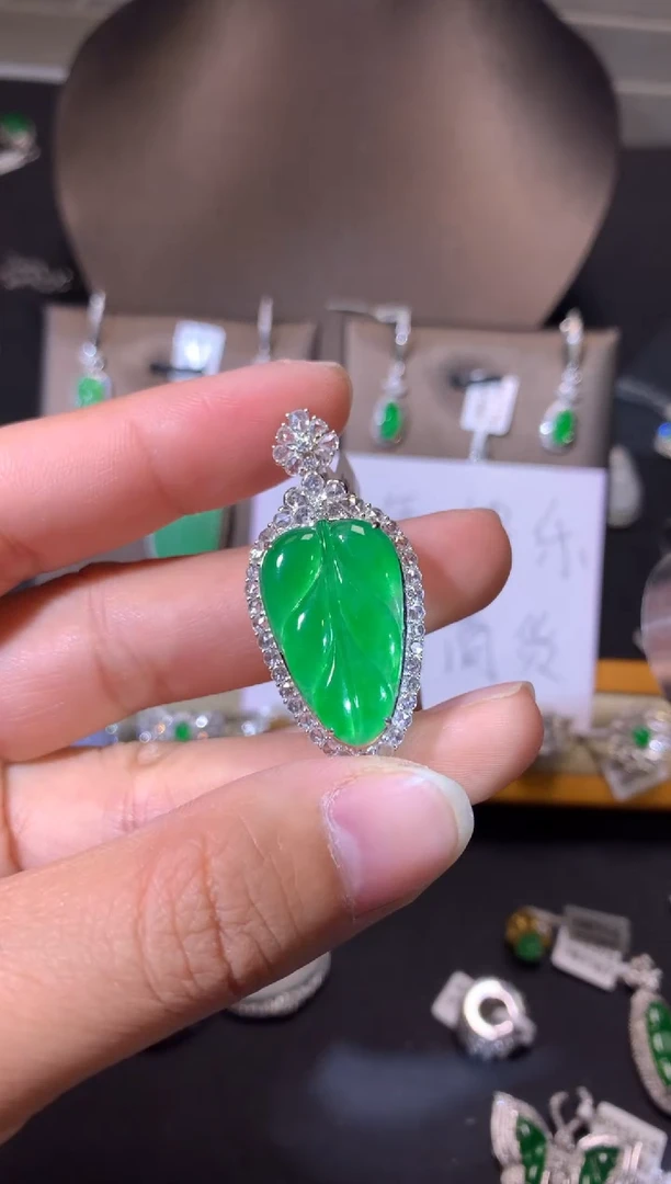 【闪购商品】翡翠吊坠(不含链)18K金镶嵌吊坠
