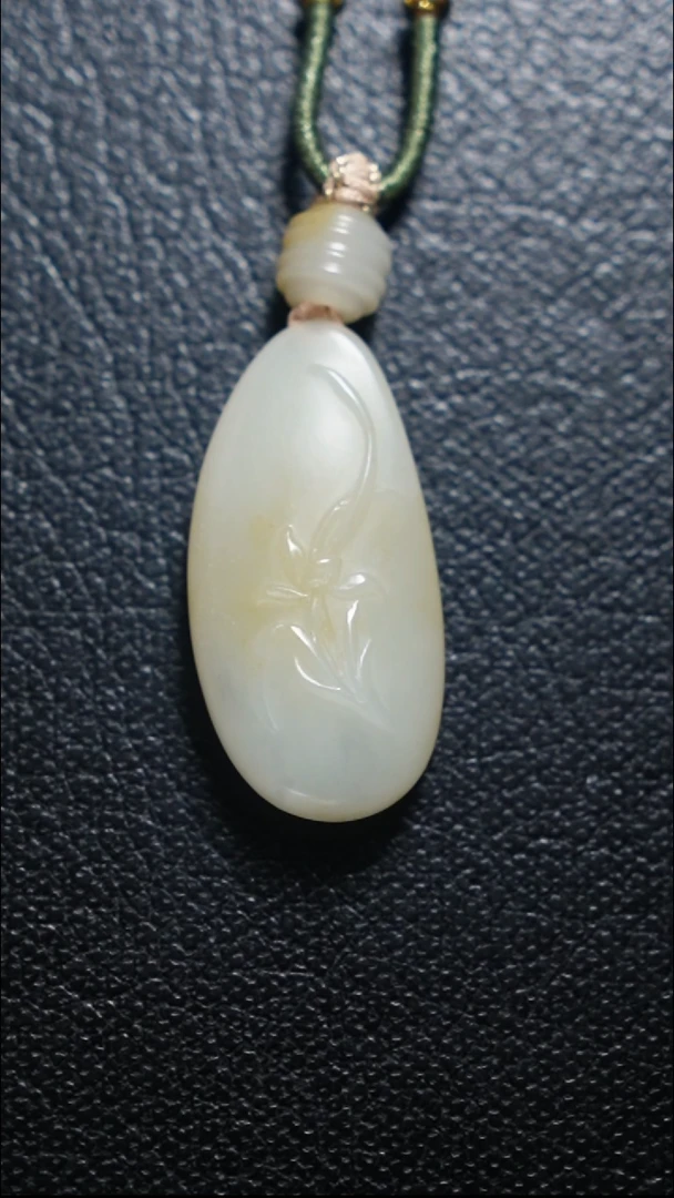 颈饰未镶嵌和田玉米达带糖兰花牌