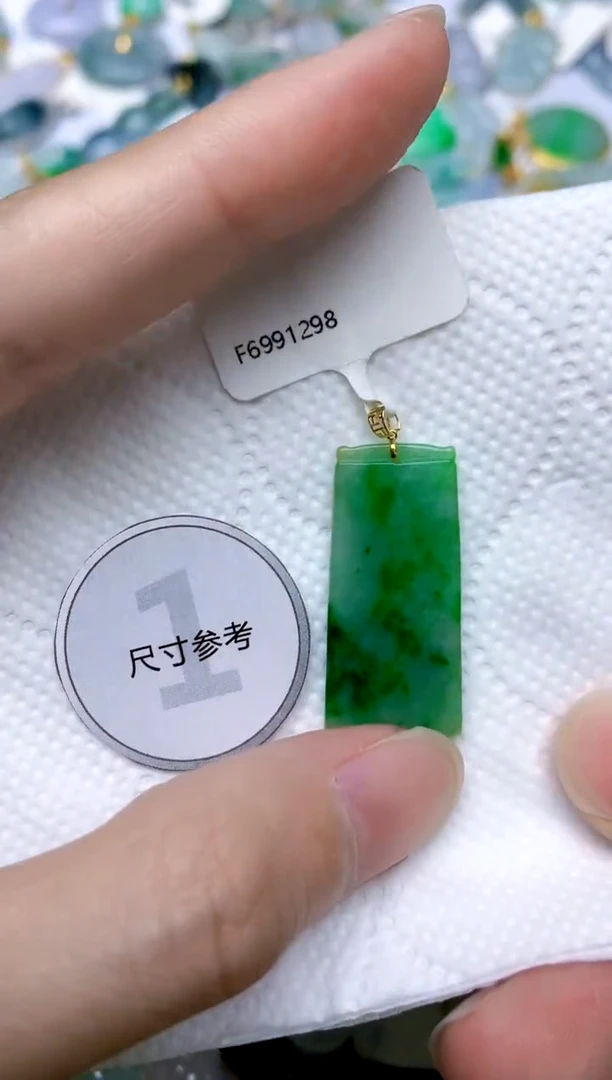 颈饰18K金镶嵌翡翠天然A货翡翠