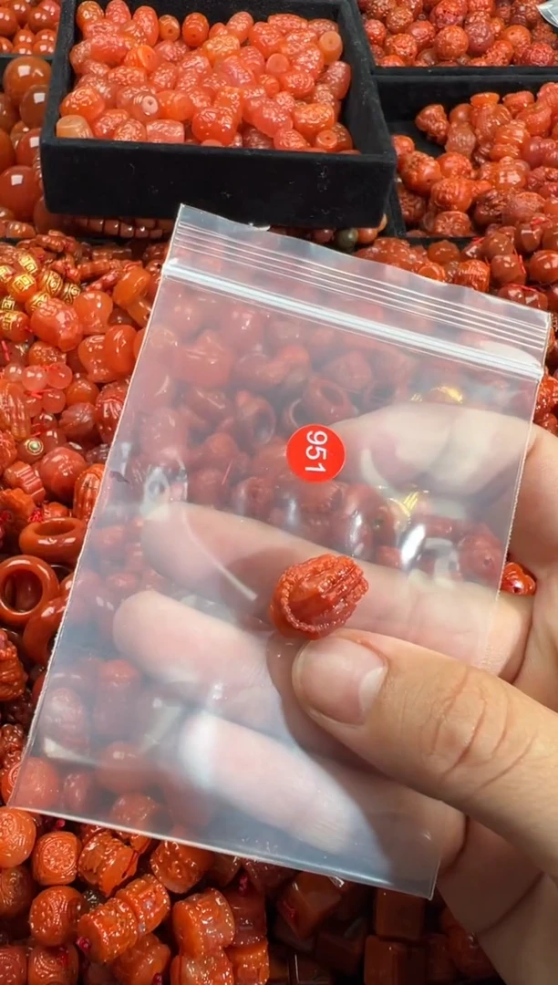 南红玛瑙未镶嵌颈饰1