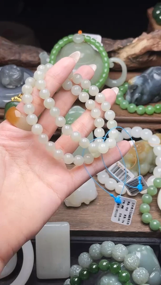未镶嵌手串和田玉卡8且末青白 圆珠 有瑕疵 多样性发一
