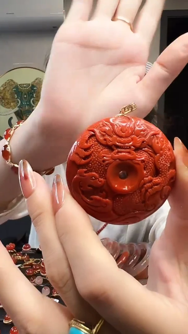 吊坠(不含链)18K金镶嵌南红玛瑙/扣子款