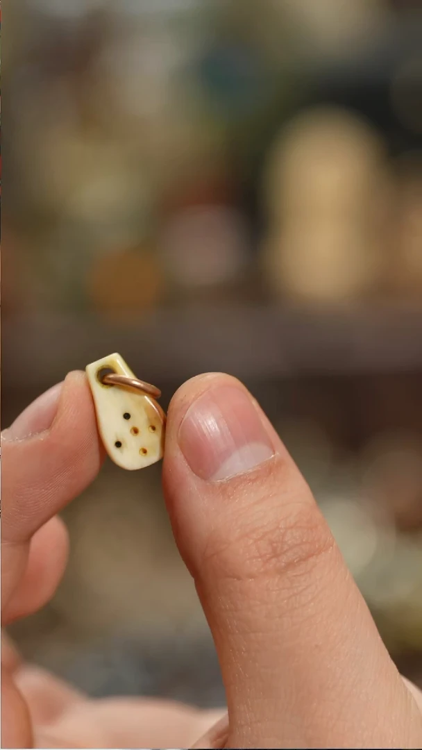 把件柏香籽/百香籽17.8mm白檀木侧挂