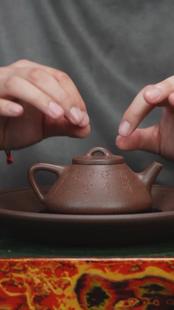 茶壶紫砂精工子冶紫玉金砂刻绘半手工