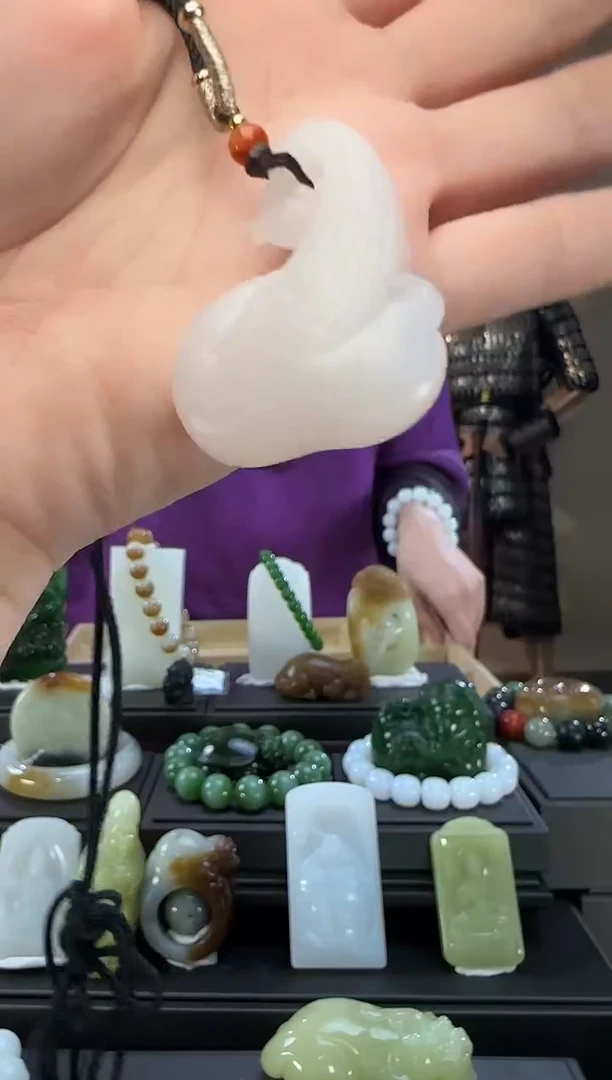 颈饰未镶嵌和田玉白玉吊坠