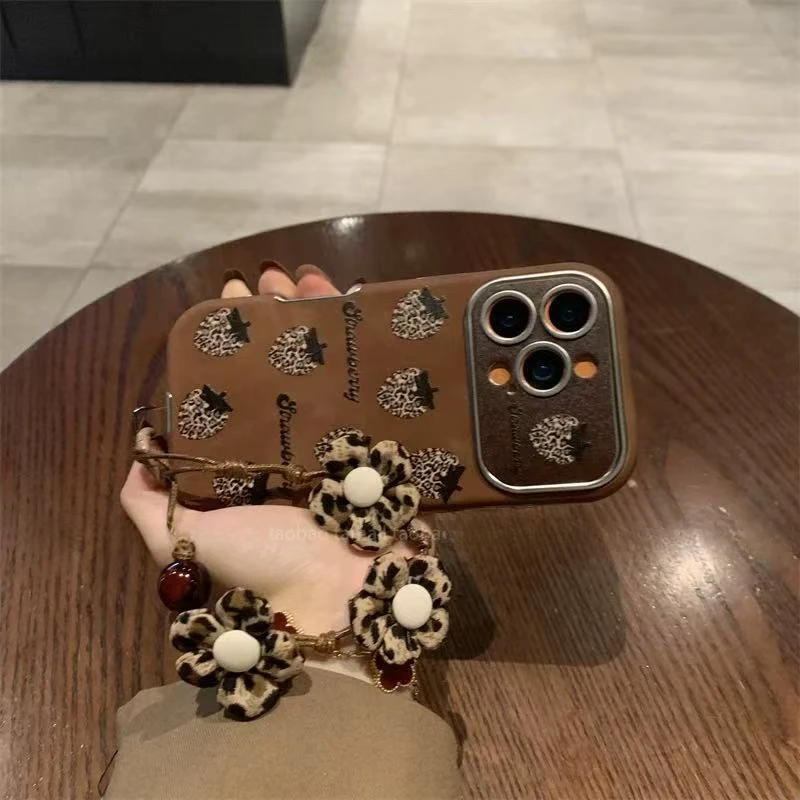 棕色大视窗豹纹草莓适用苹果17pro手机壳iphone16promax手链15/14
