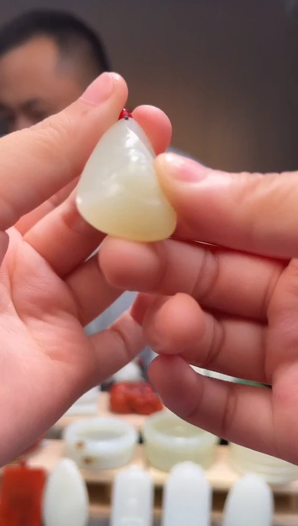 颈饰未镶嵌和田玉吊坠